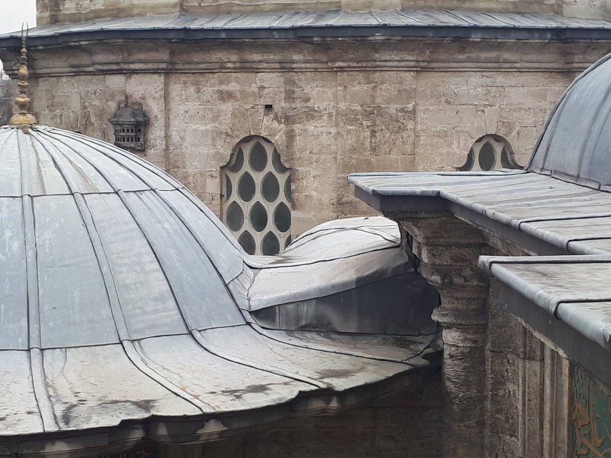 AhmetHarputi's tweet photo. Adamlar padişaha türbe yapıyor. O türbenin bir tarafına da kuşlar için küçük ve şirin bir ev yapıyor.
#onceuponatimeinistanbul https://t.co/so3sAJ7nFx