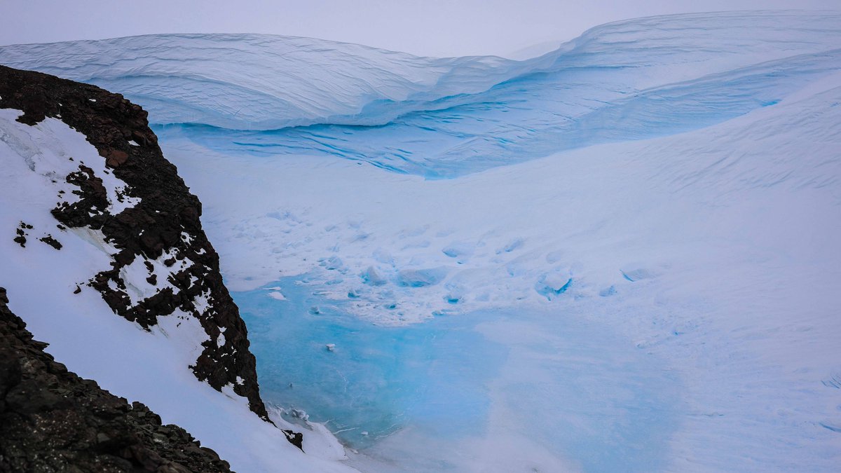 Huikea #maisemakonttori! ”Mittasuhteet mielessä koko ajan. Tutkijoiden reitit kulkevat joskus maisemissa, joissa pitkän tasaisen jälkeen seuraa rotko ja parinsadan metrin pudotus.” Odotamme #Tiedeakatemia’ssa innolla dokumenttia, jota <a href="/nikonurminen/">Niko Nurminen</a> #STAAntarktis-matkalla kuvaa.