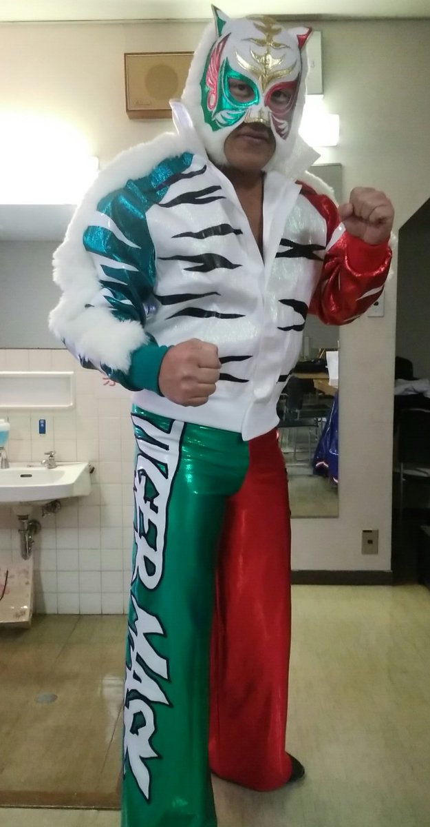 獣神サンダー ライガー Jyushin Thunder Liger En Twitter このファンタスティカ マニアに合わせてメキシコ国旗バージョンの色合いのコスチュームで試合をしているタイガーマスク選手 このシリーズだけにするには勿体ないと思うくらい格好いいと思います 国旗