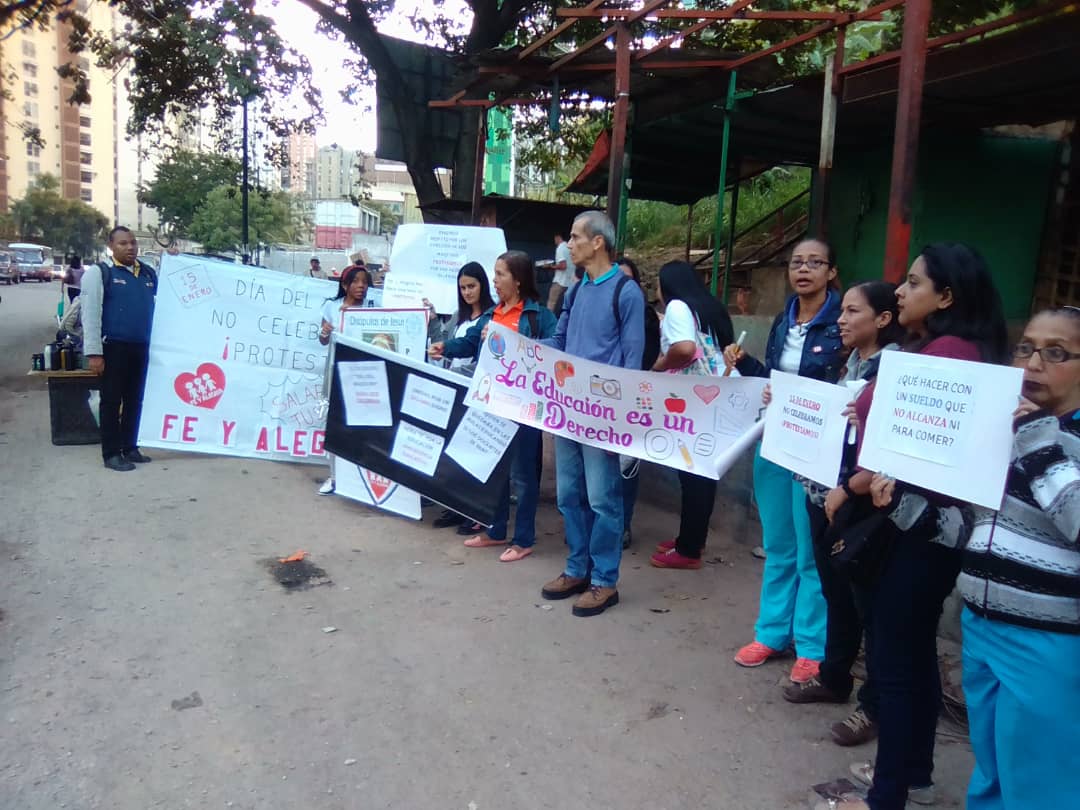 FeyAlegriaVE's tweet photo. Ministro, @PsuvAristobulo, ¡oiga el clamor de nuestro personal! La mayoría de los maestros deben caminar largas horas para poder llegar a sus escuelas por falta de transporte. A eso se le suma un salario que no alcanza para nada. #FeyAlegríaExigeSalarioJusto https://t.co/8CPf4TiSeP