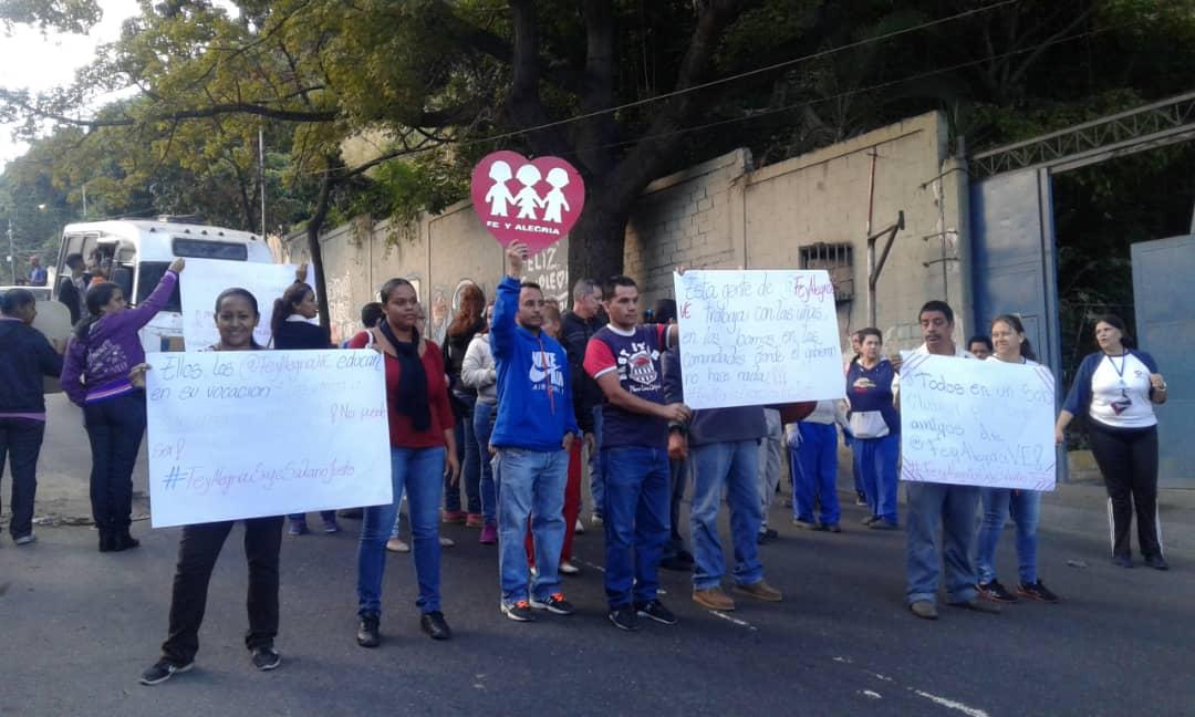 FeyAlegriaVE's tweet photo. Ministro, @PsuvAristobulo, ¡oiga el clamor de nuestro personal! La mayoría de los maestros deben caminar largas horas para poder llegar a sus escuelas por falta de transporte. A eso se le suma un salario que no alcanza para nada. #FeyAlegríaExigeSalarioJusto https://t.co/8CPf4TiSeP