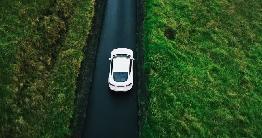 “Cos’è quella sensazione che si prova quando ci si allontana in macchina dalle persone e le si vede ..diventare macchioline e disperdersi? è il mondo troppo grande che ci sovrasta, è l’addio. Ma intanto ci si proietta in avanti verso una nuova folle avventura sotto il cielo. K.