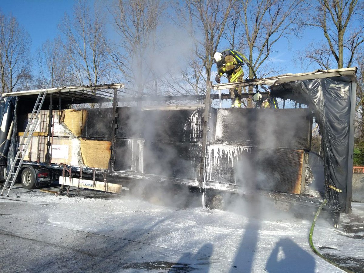 De E34 richting kust is afgesloten (ter hoogte van Zelzate-Oost) door een brand van een vrachtwagen. De brand is geblust, maar we hebben nog meer dan een uur werk om de lading weg te halen en de weg op te ruimen. Er zal dus nog een tijd hinder zijn voor het verkeer.