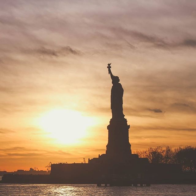 S_Immigration's tweet photo. ¿Sabías? El 1 de enero de 1892, Annie Moore, una adolescente del condado de Cork, Irlanda, fue la primera inmigrante procesada en Ellis Island. Había hecho el viaje de casi dos semanas a través del Océano Atlántico en dirección con sus dos hermanos menor… https://t.co/ofzXDyqAUD https://t.co/5nnqNUKK0G