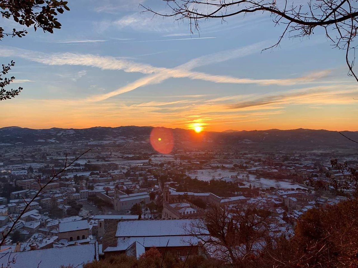 Alberodigubbio's tweet photo. 😍 È stato un mese speciale, appagante e stupendo.

Grazie di cuore a tutti voi che ci avete tenuto compagnia, visitando la nostra splendida città di #Gubbio e per vedere il nostro Albero che realizziamo ogni anno con passione, volontariato e amicizia...https://t.co/nDU6Ihjagx https://t.co/06tBVwhVTk
