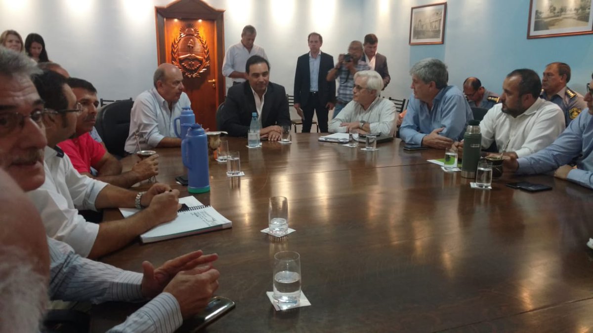 GringoRodrigue4's tweet photo. El Comité de Crisis reunidos con el gobernador Gustavo Valdés por la situación de emergencia por las lluvias que afectan la provincia.

Vamos a estar junto a cada correntino que lo necesita #CorrientesSomosTodos https://t.co/NOe04rPd58