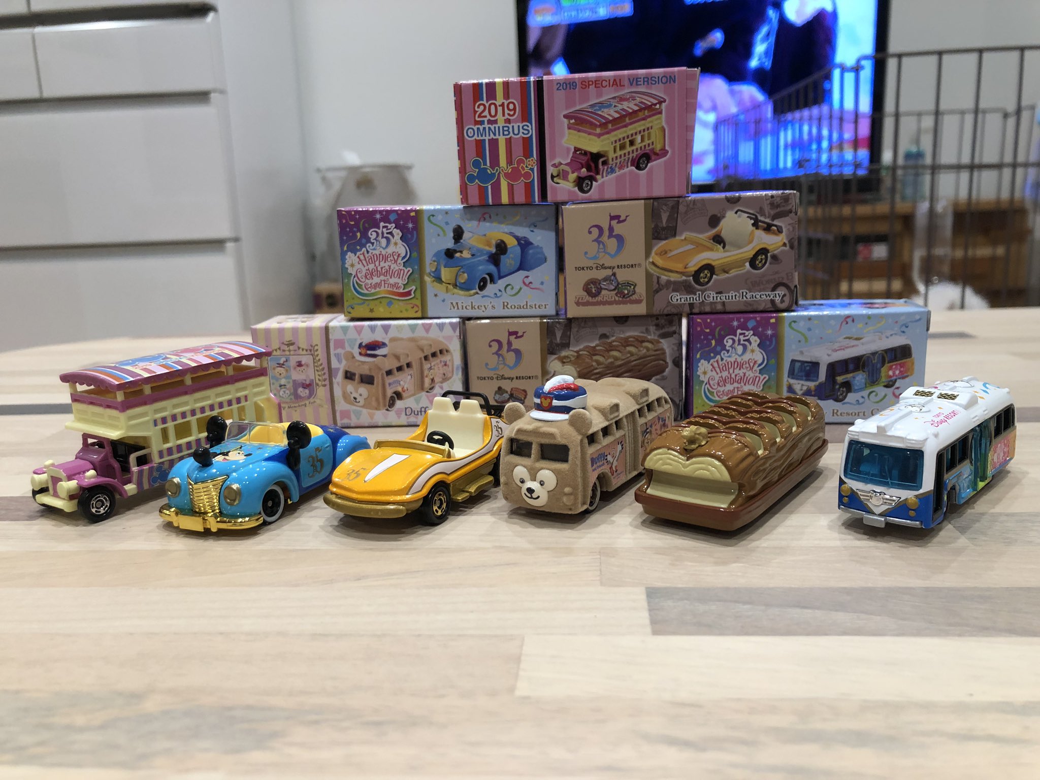 まるはな 奥ちゃまがディズニーランドとディズニーシーで買って来てくれた もちろん払いますよ ディズニーリゾート35周年記念モデル その中で一番ミニカーらしい のはこれグランドサーキットレースウェイ 全部可愛いなあ トミカ ディズニートミカ