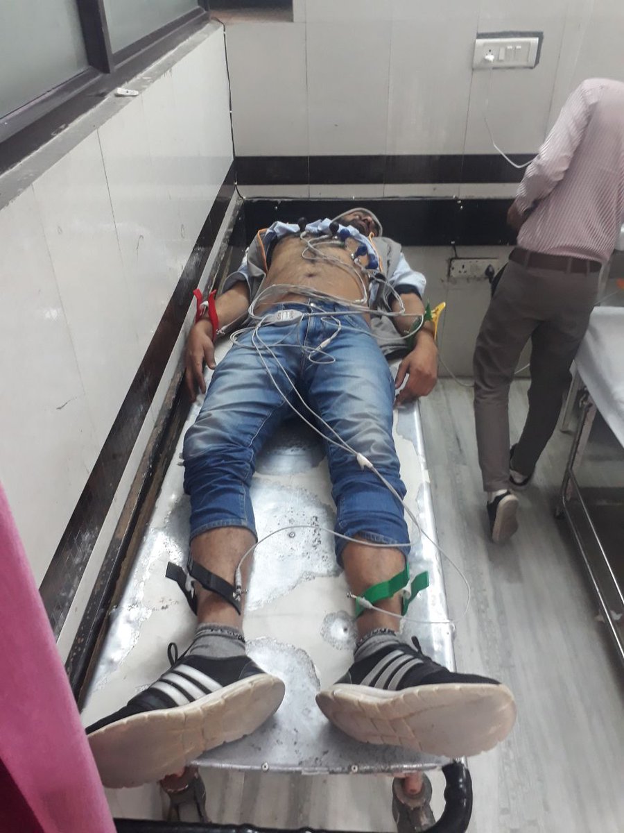 kao_nath's tweet image. Hammare bhai Dinesh ji ki halat kharab...pray for him. Sabhi kal subah 9 baje Rajasthan University aao, Sachin pilot ji k yaha Jana h. @SachinPilot @ashokgehlot51 @RahulGandhi #Extend2018Mains #RASmains2018 #RpscWreckStudents