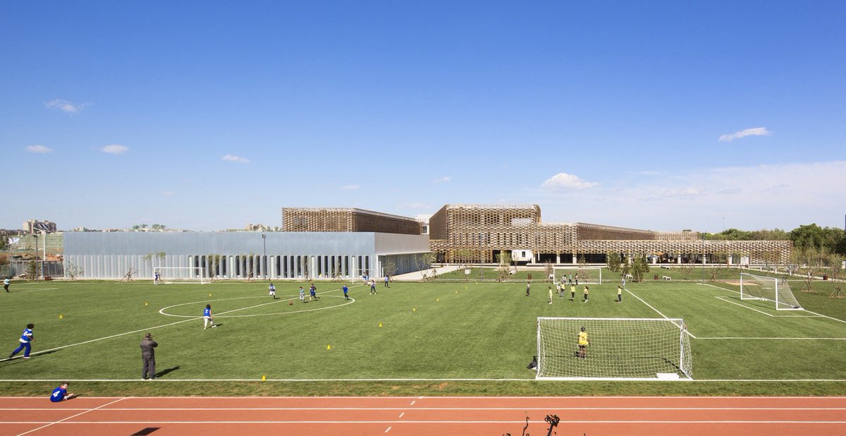 #kindcentrum #gebouwvoorkinderen #referentie #inspiratie: schoolgebouw met opvallende #gevel die het lange gebouw een herkenbare #identiteit geeft, de binnenruimten van #schaduw voorziet en binnenactiviteiten aan het zicht van buiten onttrekt.

archdaily.com/799615/the-fre…