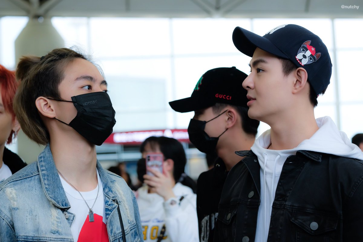 ficforfun's tweet photo. ม : ต้องกลับแล้วสินะครับ

ซ : อืม~

ม : ยังไม่อยากกลับ อยู่ที่นี่โคตรมีความสุขเลย

ซ : ไม่อยากกลับบ้านเหรอ

ม : อยากกลับครับ แต่ก็อยากอยู่ใกล้ๆพี่เซ้นต์แบบนี้นานๆ

ซ : อาทิตย์หน้าก็ได้มาด้วยกันอีกไงตัวเล็ก~

ม : นั้นสินะครับ 😊 

#ไม่ใช่ผู้กุมความลั��แต่ผมแอบรักพี่ปี3 https://t.co/JmtGyVzqnr