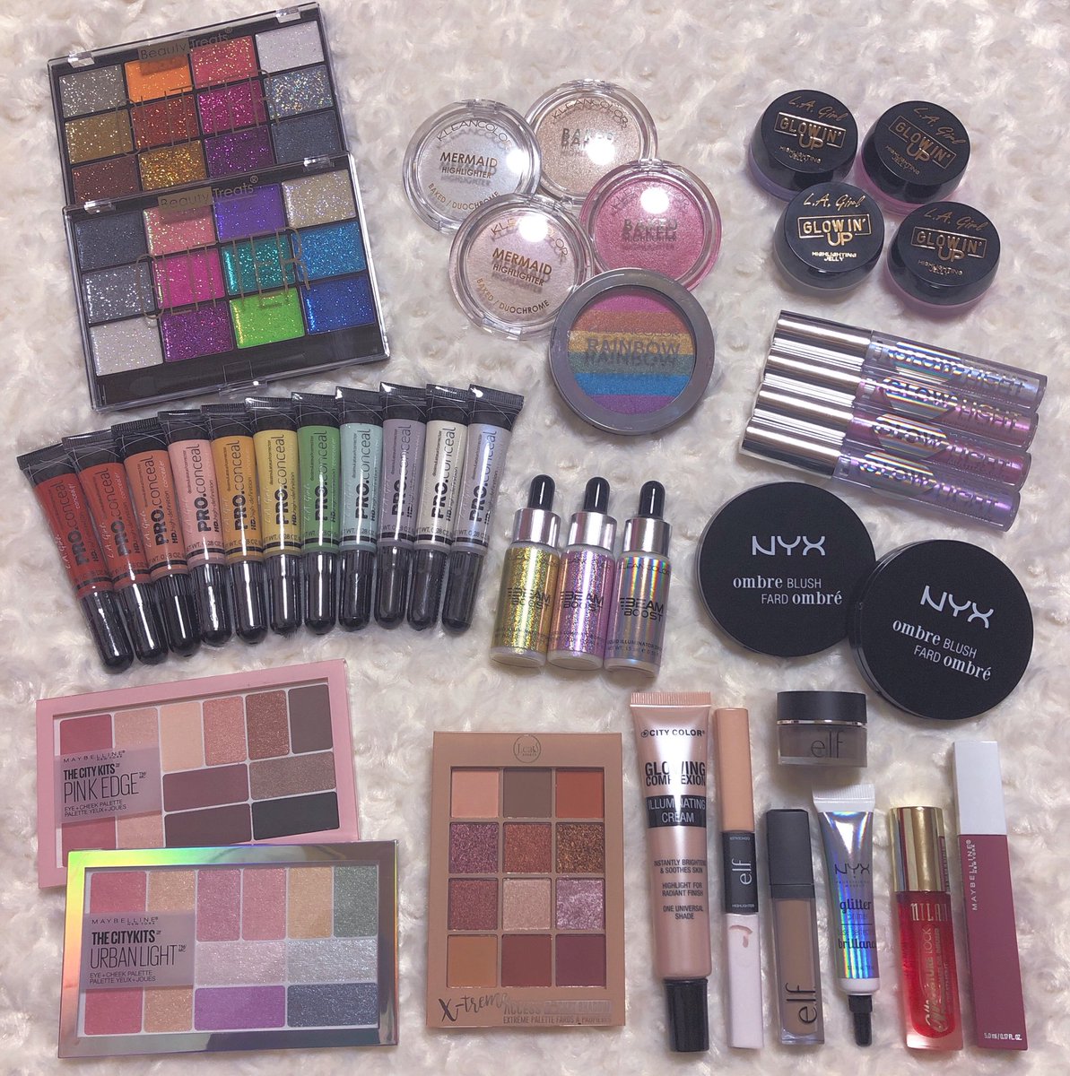 Glamouna's tweet photo. Haul.

みんなお久しぶり😊
1年ぶりの投稿だし覚えてくれてる子いるか分からないけど lol

2年半ぶりくらいの個人輸入 💄

今年は少しでも投稿復活できたらなって思ってます！ https://t.co/u2Ddhwcgge