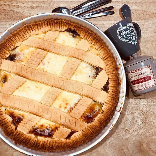 SignoraAquilone's tweet photo. Gennaio per me è il mese più lungo dell’anno, conviene prendere al volo una fetta di crostata ricotta e visciole, prima che sparisca 💪🏼😂 #laromadelcaffe https://t.co/DBNd51LFNs https://t.co/kpWm30rw5W