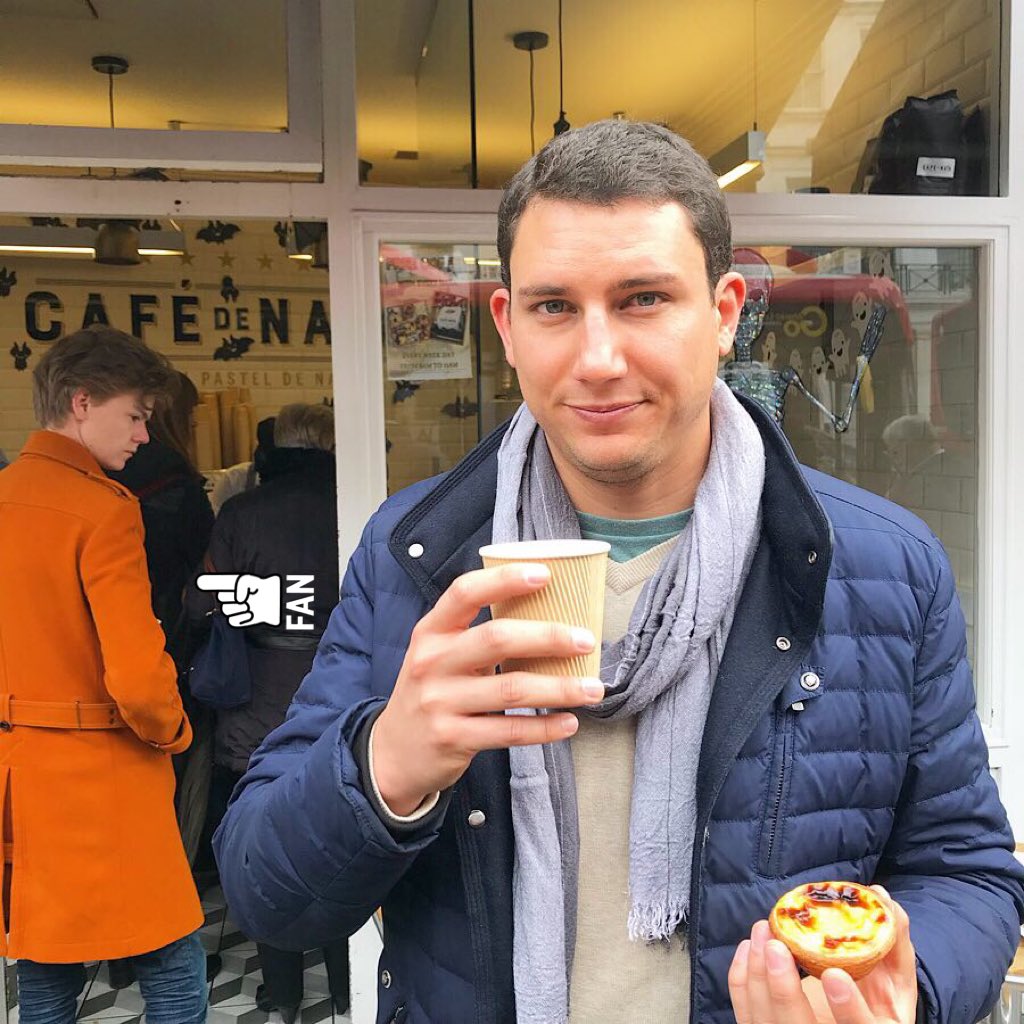 That time when you’re taking a customers photo and suddenly the customer behind is @thomasbrodies 🥰🙂
#customers #awesome #loveactually #gameofthrones #mazerunner #nannymcfee #london #hammersmith #southkensington #soho #pasteisdenata #custardtarts #delicious #yum