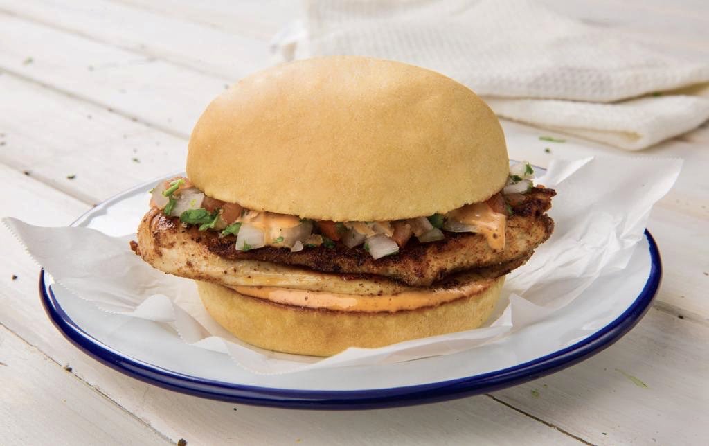 الآن موجود في برجر كاونتي 😋سيراتشا 😋 مع بطاطس ومشروب مجاناً  (العرض لفترة محدودة)