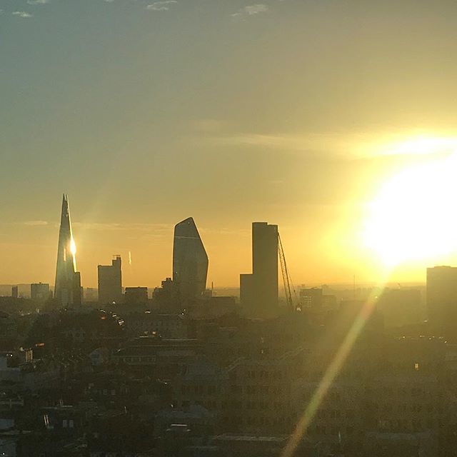 lorrobean's tweet photo. Good morning London 😍 #sunrise https://t.co/q43VSZp4kG https://t.co/TAwpa3JpU3