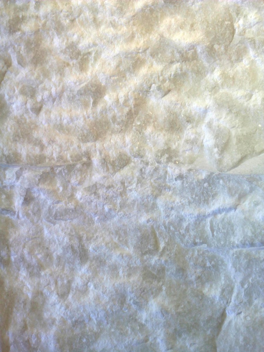 Esta es otra de las preciosas texturas que conseguimos en nuestro trabajo sobre el mármol. A esta la llamamos "el punteado", parece papel arrugado. Se consigue cuando aplanamos los volúmenes con los punteros para conseguir superficies un poco más planas y regulares.