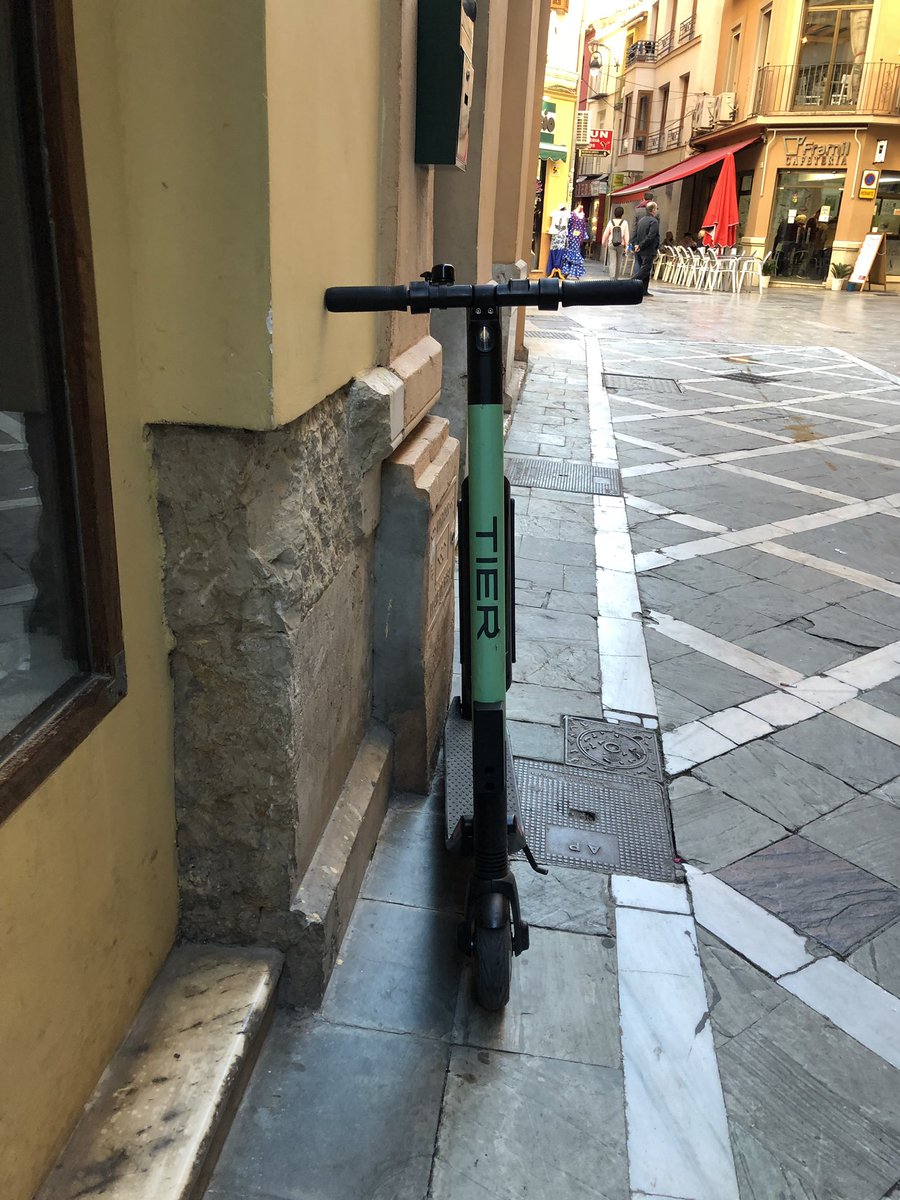 Nos encanta innovar, estamos a favor de nuevas formas y tenemos conciencia ecológica. Pero esto no puede ser una Ciudad sin Ley. Patinetas dejadas en cualquier sitio y una total falta de regulación. <a href="/malaga/">Ciudad de Málaga</a>