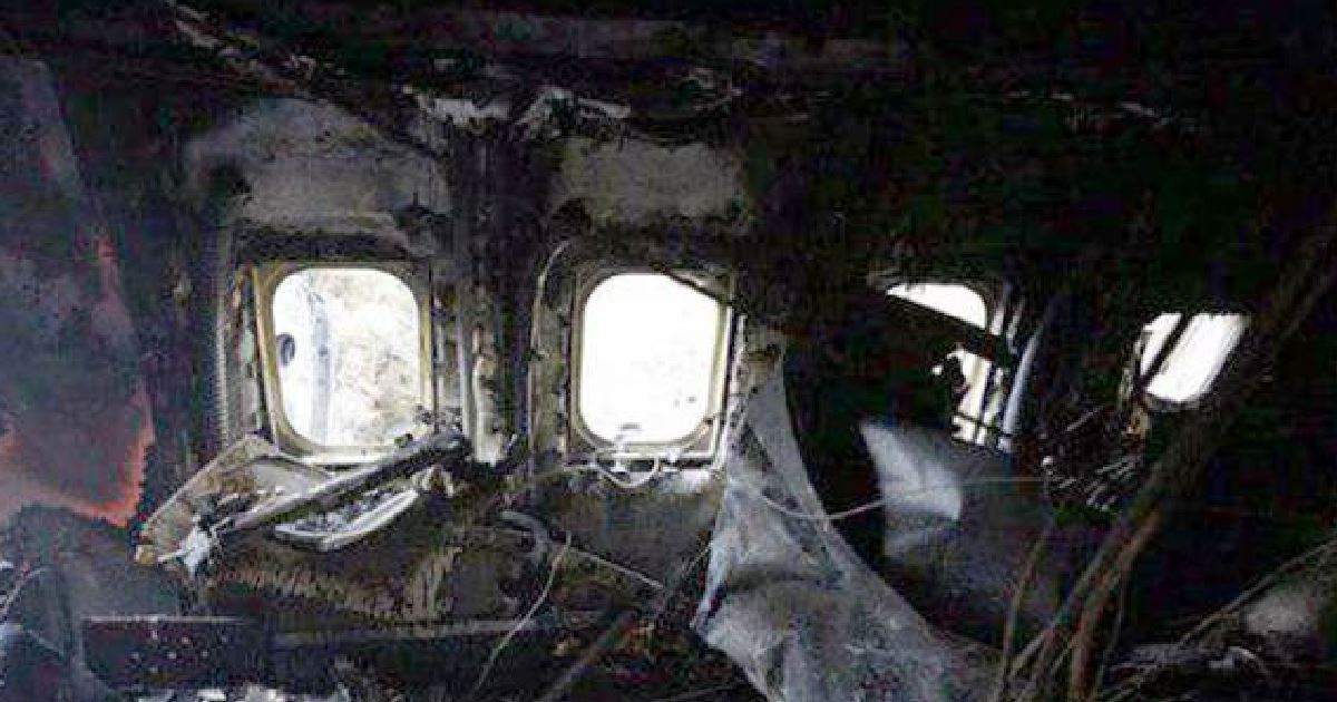 разбитый внутри. разбитый самолет изнутри. страшное помещение. разрушенная квартира. разрушенный дом внутри.