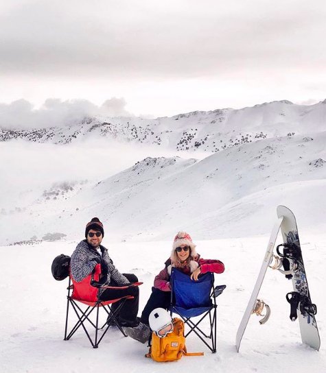 Davraz Kayak Merkezi pistinde loca bulduk!⛷️🏂 Birisi gelmiş, en manzaralı yere böyle bir loca kurmuş. Aslında boardları çıkarmaya bile gerek yok. Kayarak gel otur. Dahiyane. #davraz #ısparta #batiakdenizkalkinmaajansi #davrazkayakmerkezi