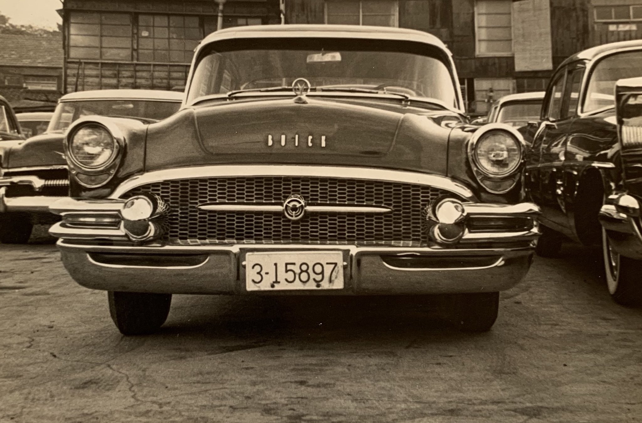 Oscar910 親父の遺品から昔の写真 その2 1950年代 アメ車 ビュイック センチュリー 55 年型 1950年代の米人気tvドラマ ハイウェイパトロール に登場してたらしい Buick ビュイック ビュイックセンチュリー 昔の写真