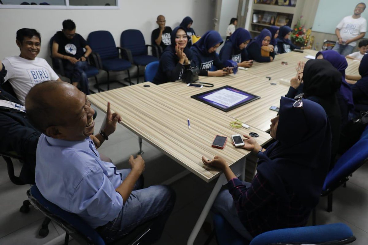 Demokrat_TV's tweet photo. Langkah Kader Demokrat @haidar_majid ini layak ditiru.
14 Januari, hari ini, ia berkunjung ke berbagai media ternama di Makassar, menyampaikan pesan damai dan mengajak warga masyarakat untuk menciptakan PEMILU yang berkualitas dan bermartabat.
#HMSquad
#DemokratS14P https://t.co/Po3ASNV3SM