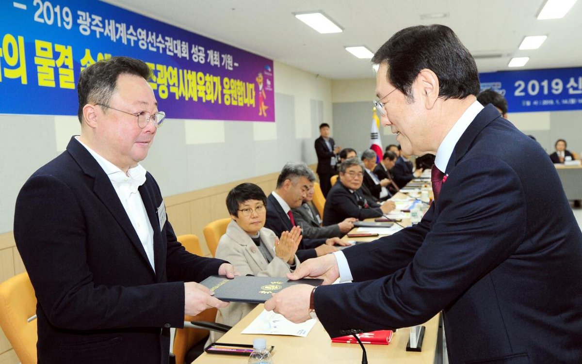 Yongsuplee's tweet image. 오늘 #광주시체육회 와 #장애인체육회 의 발전을 위해 봉사하실 새로운 임원들을 임명했습니다. 
첫 만남이라 이 자리에서 세 가지를 당부드렸습니다. 
첫째, 화합과 통합입니다. 계파나 끼리끼리 중심의 분열이나 갈등은 사라져야 합니다.
특히 전문체육과 생활체육을...m.blog.naver.com/ivyuncle/22144…