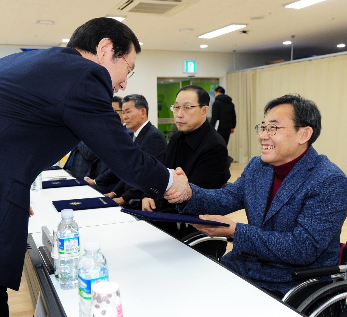 Yongsuplee's tweet image. 오늘 #광주시체육회 와 #장애인체육회 의 발전을 위해 봉사하실 새로운 임원들을 임명했습니다. 
첫 만남이라 이 자리에서 세 가지를 당부드렸습니다. 
첫째, 화합과 통합입니다. 계파나 끼리끼리 중심의 분열이나 갈등은 사라져야 합니다.
특히 전문체육과 생활체육을...m.blog.naver.com/ivyuncle/22144…