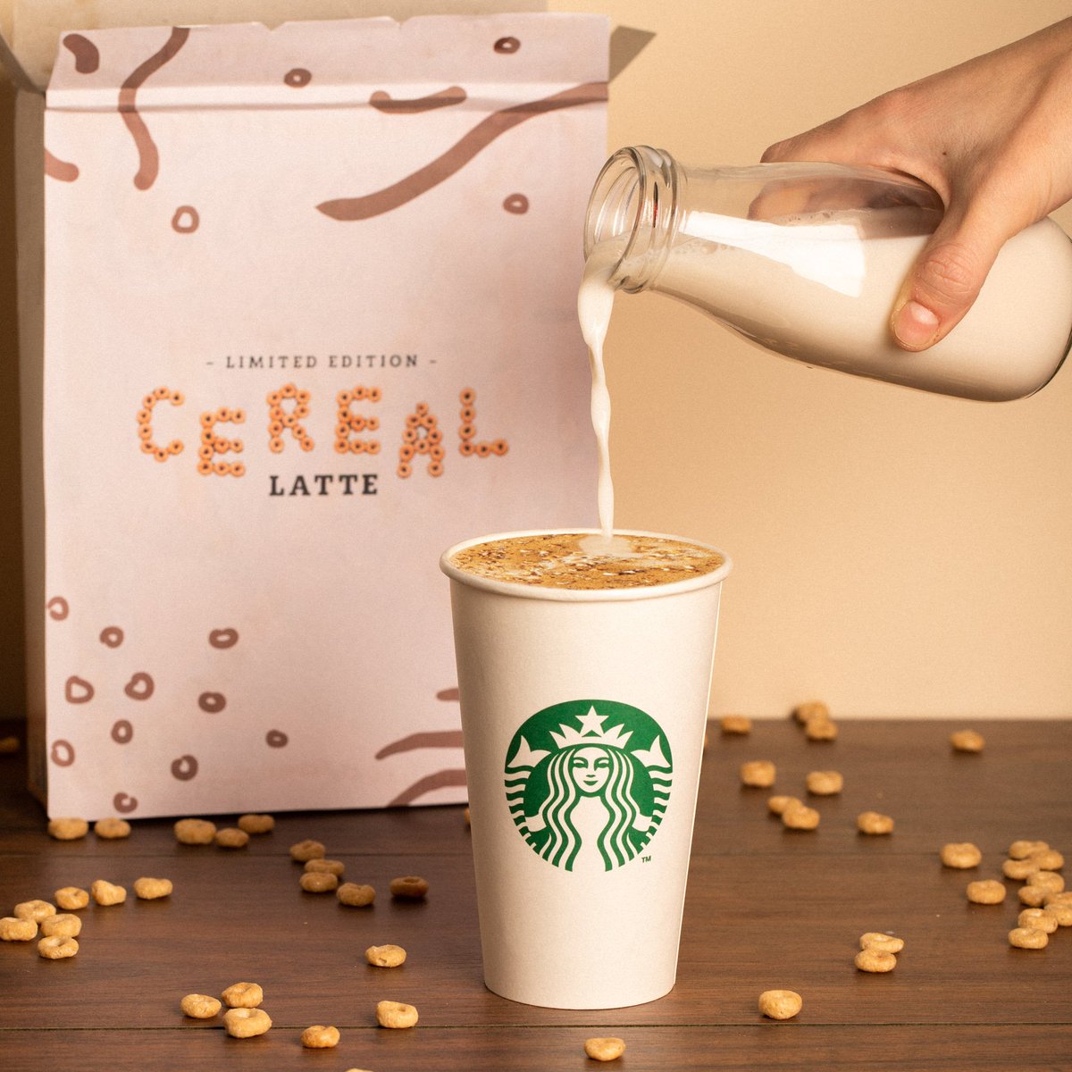 starbucks_es's tweet photo. Comienza el día con nuestro nuevo #CerealLatte, un delicioso latte con sabor a cereales, bebida de avena y espresso, terminado con crujiente topping de cereales. Desayunamos? https://t.co/SG5QuG5Kfc