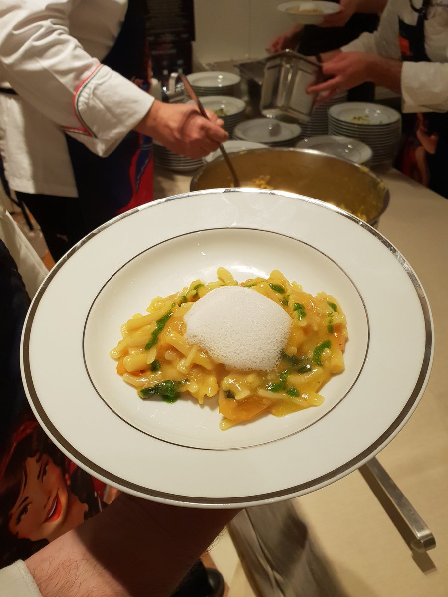 pastadimartino's tweet photo. Ieri sera eravamo a Milano, alla sfilata di Dolce & Gabbana dedicata alla #modauomo, a portare i profumi e le eccellenze della nostra terra 🙂 Il Delicato Sorrentino di #peppeguida, con la sua cremosità e la freschezza, ha messo tutti d'accordo ❤
#pastadimartino #dgpasta #MFW https://t.co/QRMn8KPoHS