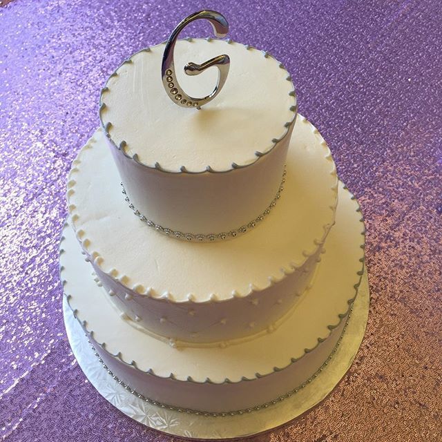 bartonsbakeshop's tweet photo. Simplistic wedding cake 😍#bartonsbakeshop #weddingcake #weddinginspiration #2019wedding #simpleweddingcake https://t.co/8pJ6ZyOtc9