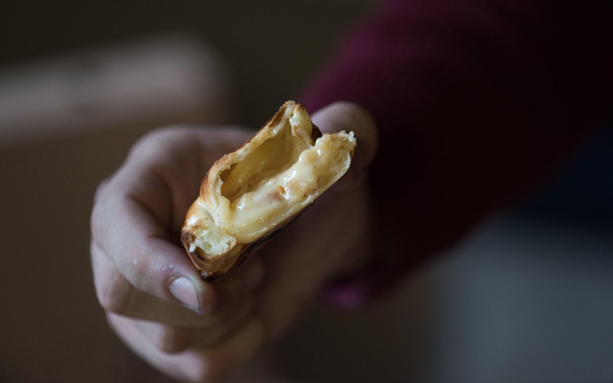 Look at all that cheese 🤤🤤🤤
We're delivering boxes of them because it's impossible to eat just one 🧡
bit.ly/AbastoDeliveroo #deliveroo #takeaway #delivery #empanaditas #vegetarianempanada #London #londontown #veganlondoner #hydepark #abastolondon #abastoargentinelondon