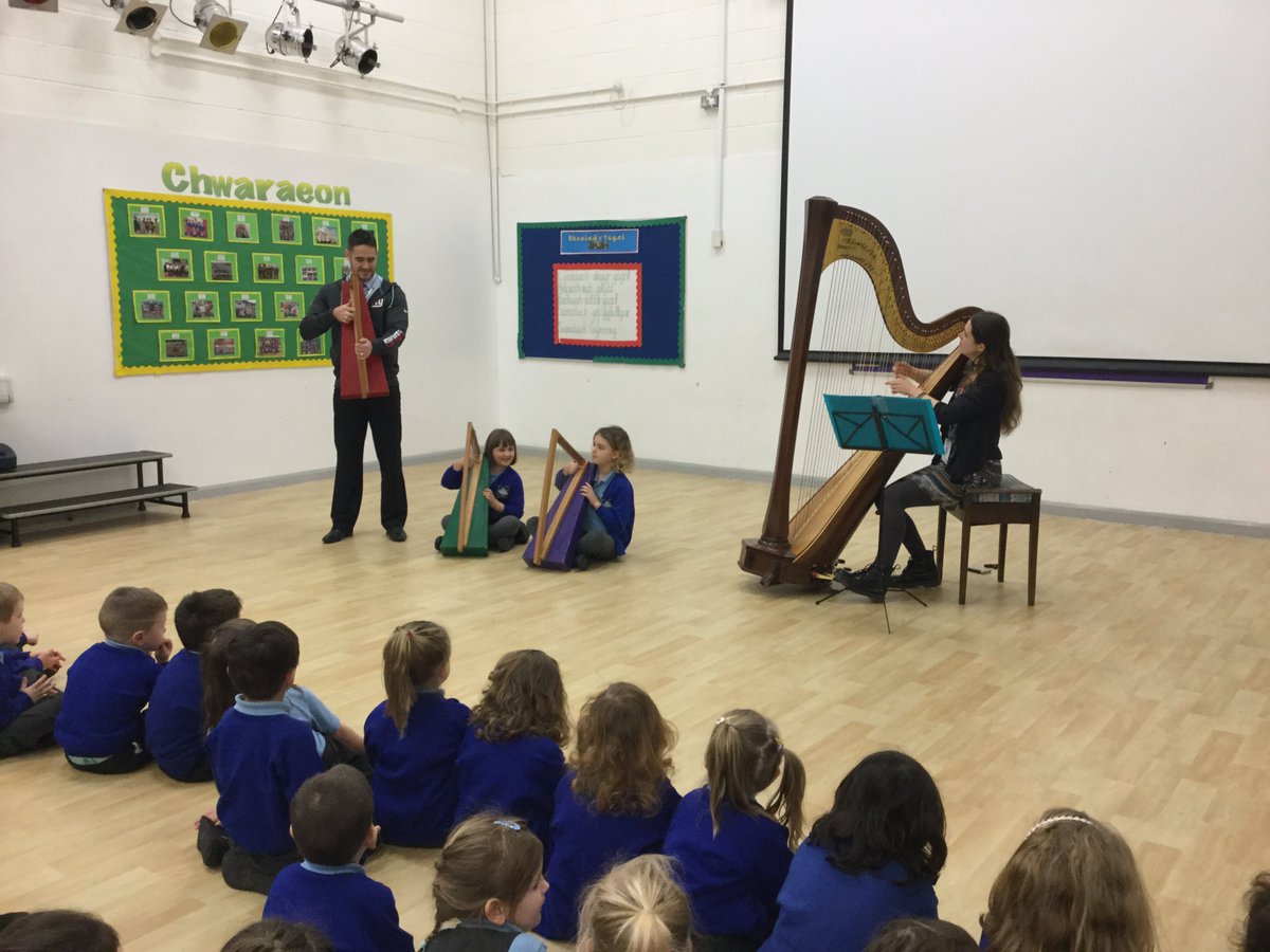 Cafwyd gwasanaeth hyfryd yng nghwmni Elin Lloyd y bore ma yn chwarae'r delyn.
A lovely assembly this morning in the company of Elin Lloyd playing the harp.