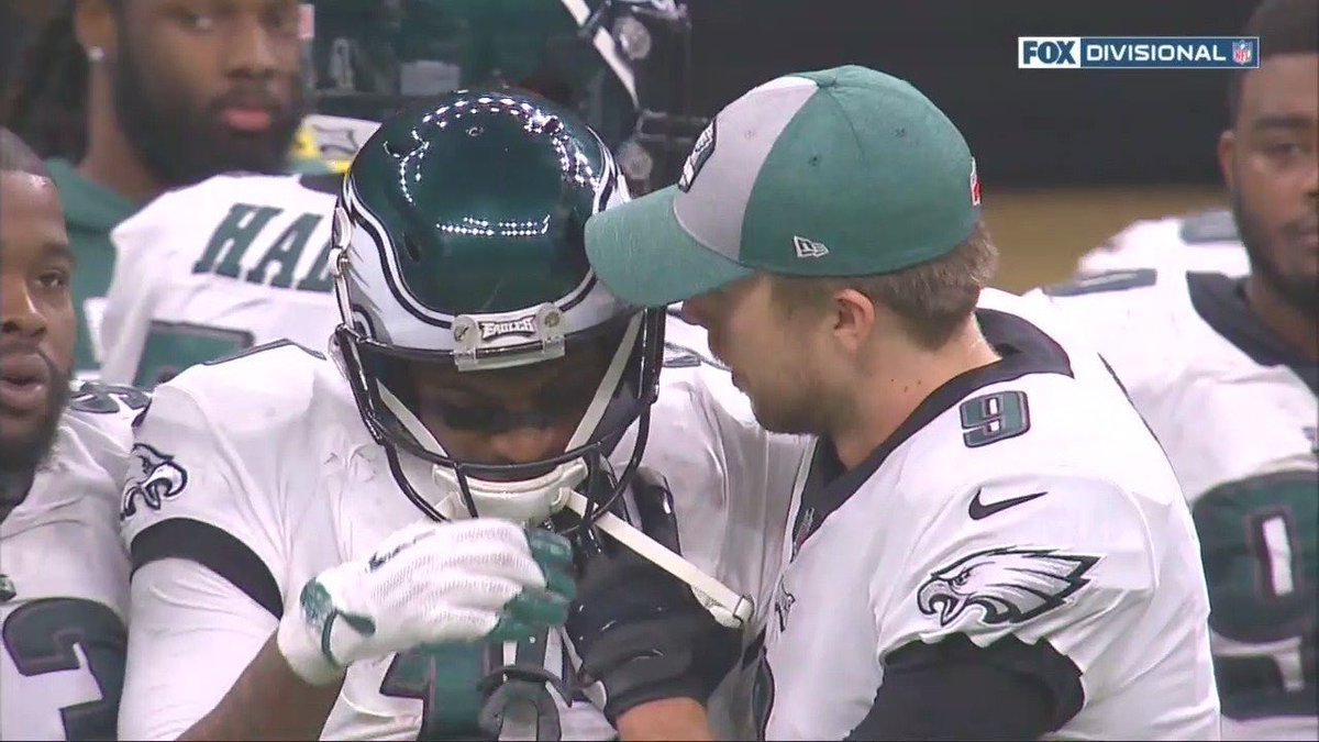 Philadelphia Eagles QB Nick Foles consoles WR Alshon Jeffery after 4th quarter interception. According to Jeffery, Foles "told me he loved playing with me and we wouldn’t have won a Super Bowl without me."

Now that's leadership.

#Eagles #NickFoles #AlshonJeffery #leadership #EQ
