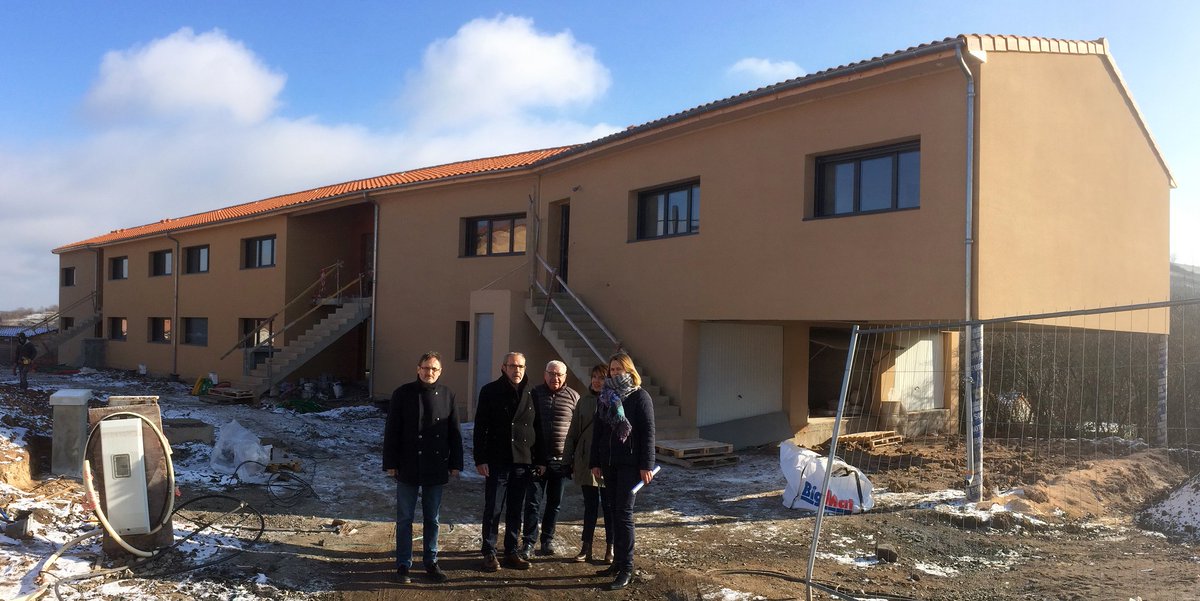 Ophis63's tweet photo. Visite de chantier La Rougère à #Champeix en présence des élus: 9 logements locatifs neufs au sein de cette opération d'aménagement #écoquartier, une réalisation #Ophis au coeur des territoires. En savoir plus: https://t.co/JG5CP6S3ke https://t.co/phCZLanAdj
