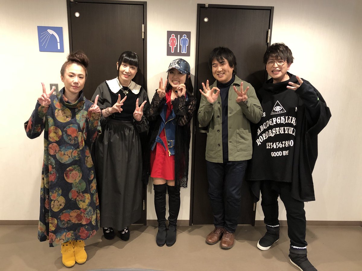 松本保典 先日の Fantasia Anniversary Live 19 の写真をアップしておりませなんだ ということでスレイヤーズメンバー左から 鈴木真仁さん 川村万梨阿さん 林原めぐみさん 私 緑川光さん でありんす 楽屋から本番まで 笑いっぱなしで御座んした 松本保典 先日の Fantasia Anniversary Live 19 の写真をアップしておりませなんだ ということでスレイヤーズメンバー左から 鈴木真仁さん 川村万梨阿さん 林原めぐみさん 私 緑川光さん でありんす 楽屋から本番まで 笑いっぱなしで御座んした