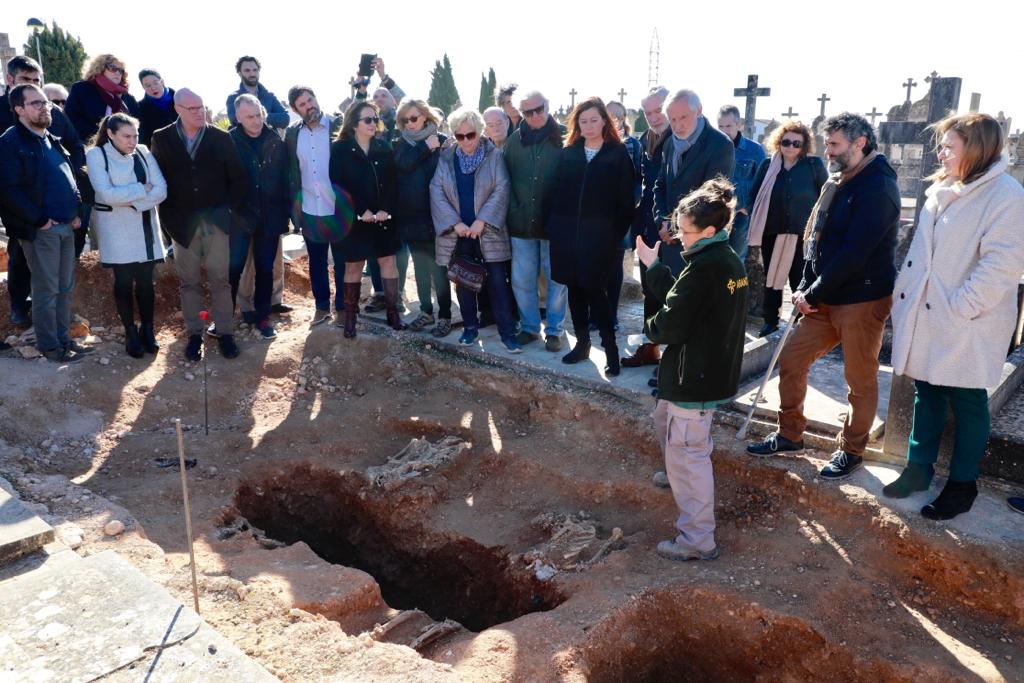 Armengol destaca la recuperación del “tiempo perdido” para “honrar” a las víctimas del fascismo en la visita a la fosa de Llucmajor