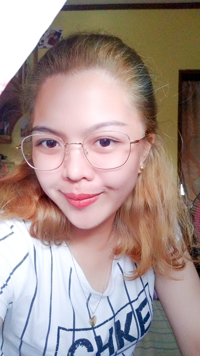 Prolifey's tweet photo. Due to my fwends reactions regarding the STRAIGHT-haired-Manela here's the TRUTH. 😅 Hanggang paplantsa lang po talaga ang kaya ko. Hehez! 😘
#CurlyHairPaDinSoDontYahWorryMgaBibi 💛
#Sarrey! ✌
#HairCutAndColorOnlyMgaBibi 💇 https://t.co/Ks2QQ4qugC