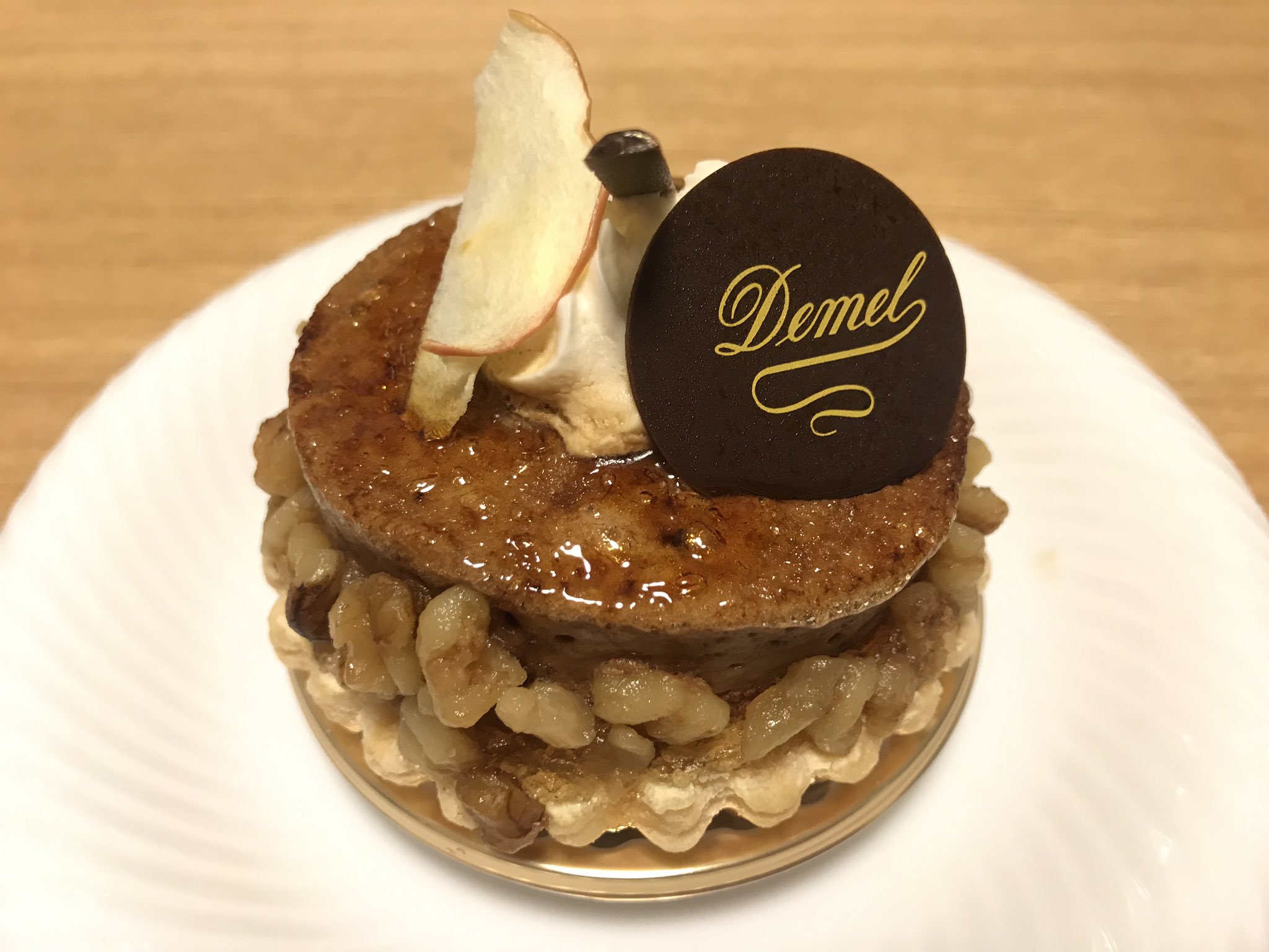 かん 日本橋高島屋をうろちょろしてたら どうしても食べたくなって ドライアイスたくさん入れていただいて持ち帰りました デメルのケーキです チェリーのおいしいこと シブーストも極上 チョコはもちろんおいしい T Co Rc0wwzpydq Twitter
