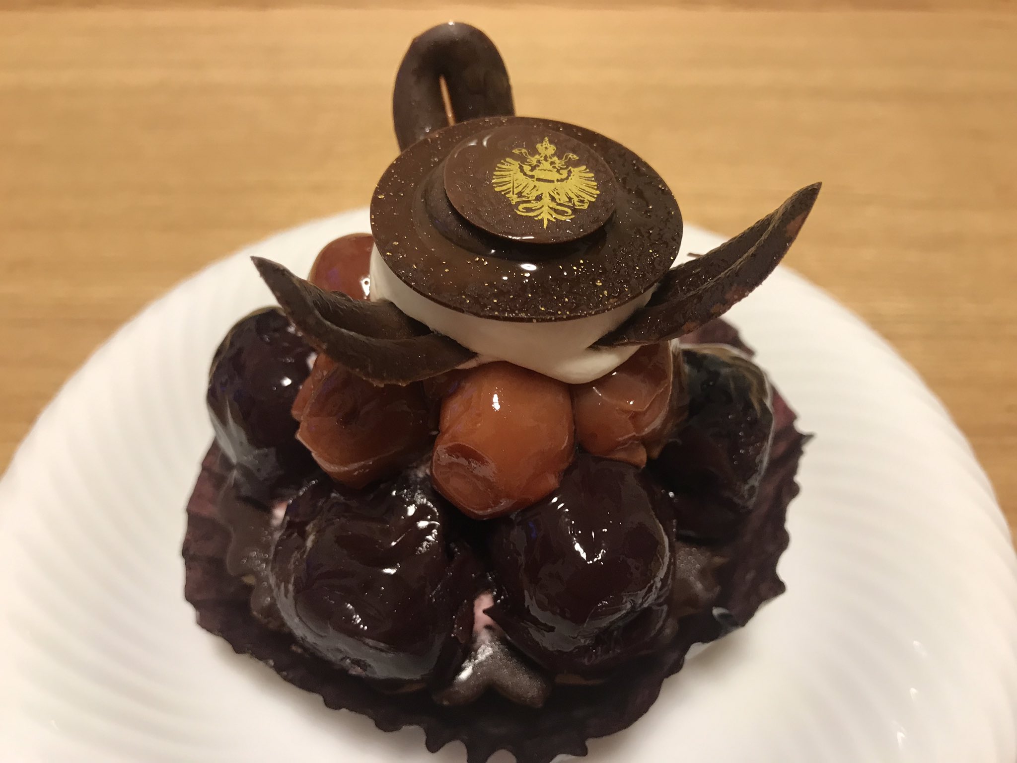 かん 日本橋高島屋をうろちょろしてたら どうしても食べたくなって ドライアイスたくさん入れていただいて持ち帰りました デメルのケーキです チェリーのおいしいこと シブーストも極上 チョコはもちろんおいしい T Co Rc0wwzpydq Twitter