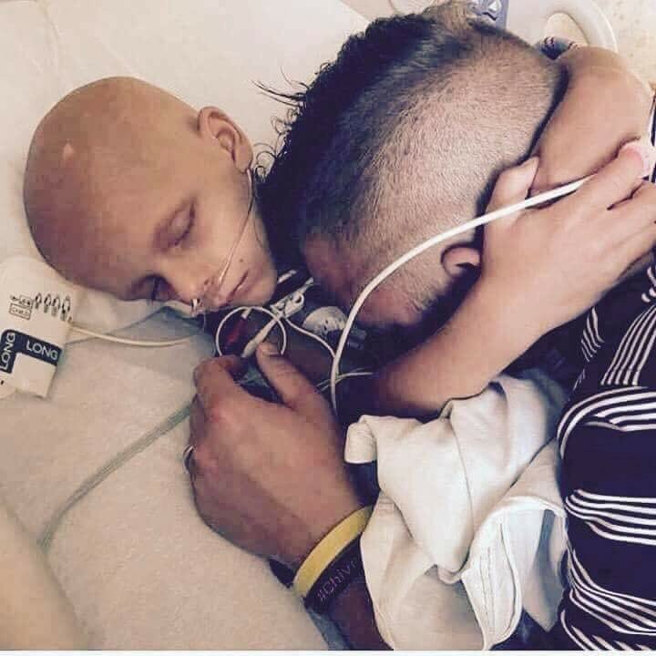 بعد اسبوعين من منع حسن تلقي الزيارات، دخل أبيه الى غرفته و رمى نفسه في حضنه رغم أن الطبيب قد منعه من الاقتراب لاسباب ممكن أن تسبب الضرر للأب، فحضنه ابنه رغم أنه شبه فاقد للوعي.
اللهم اشف كل مريض برحمتك 💔