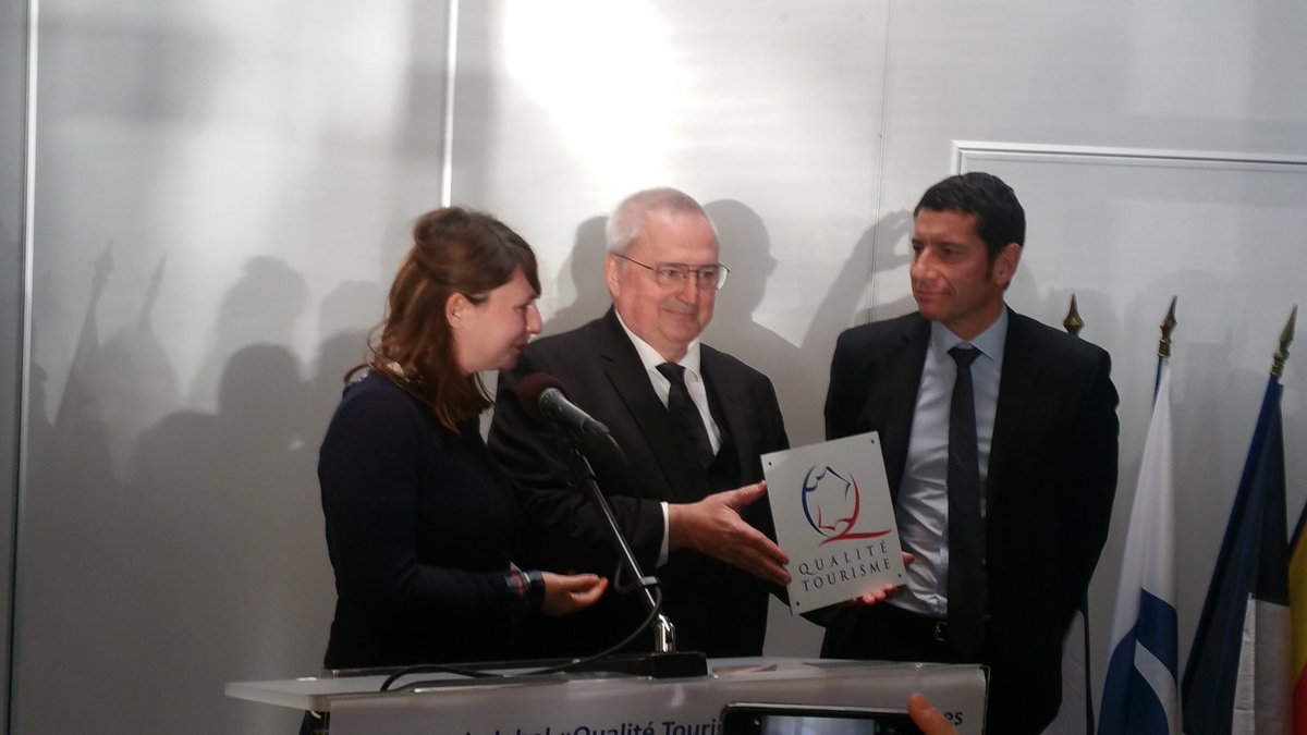 CCIcotedazur's tweet photo. 🗨️"C’est avec un vif plaisir et une grande fierté que je reçois aujourd’hui le label #QualitéTourisme06 pour le #VieuxPortdeCannes, qui devient ainsi le 1er ⚓️Port de Plaisance français distingué par ce label." @JpSavarino 
#CotedAzurFrance #FilièreTourisme06  @ProCotedazur https://t.co/a2YfWP0xYO