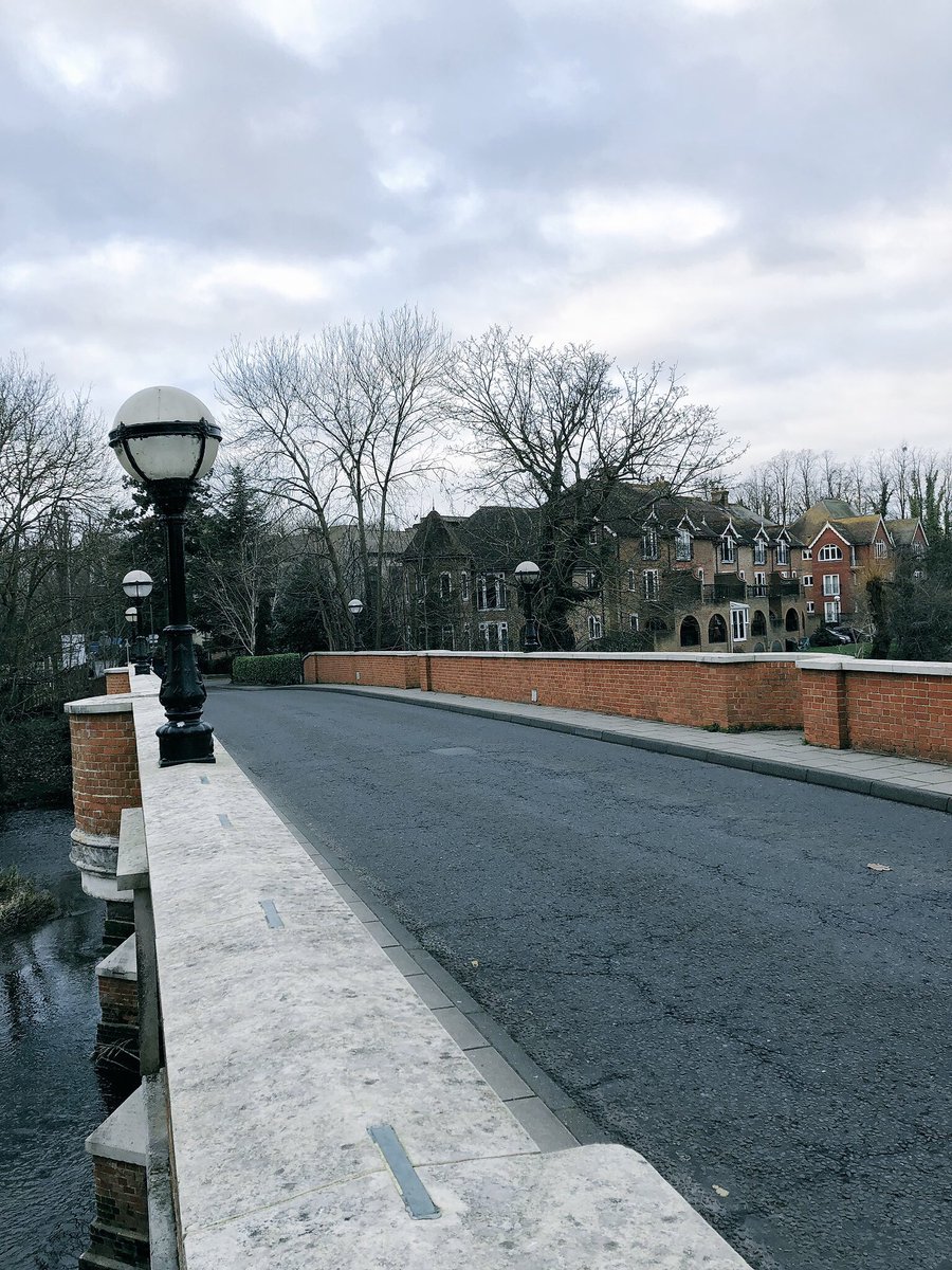 Í Leatherhead er tvíbreið brú fyrir bíla en hún er einbreið fyrir gangandi með útskotum til að mætast