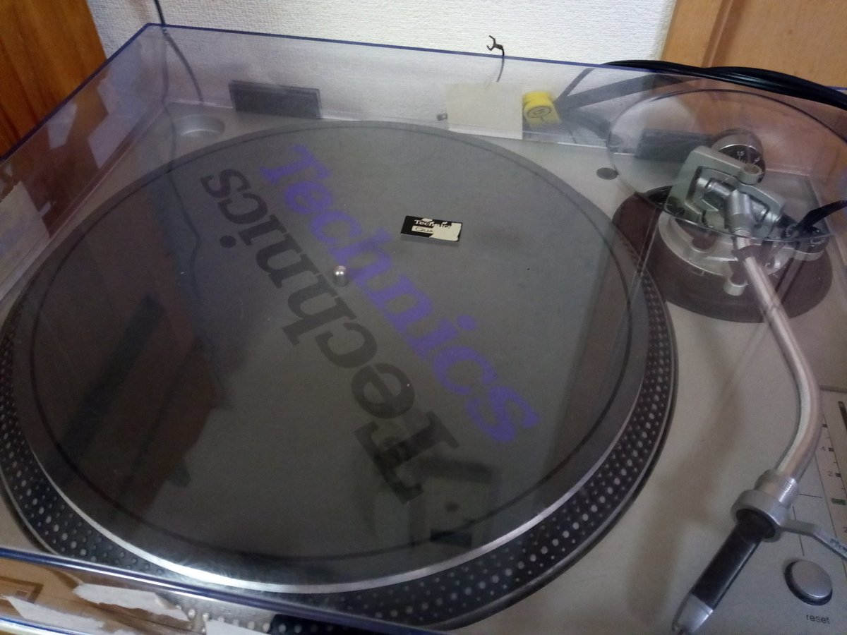 色んな人に聞いて、安定のTechnicsのレコードプレーヤー買いました!
アトリエに置くので、レコードも聴けるようになる予定です!
取り敢えずフォノイコライザーも買わなきゃ聞けませんね笑