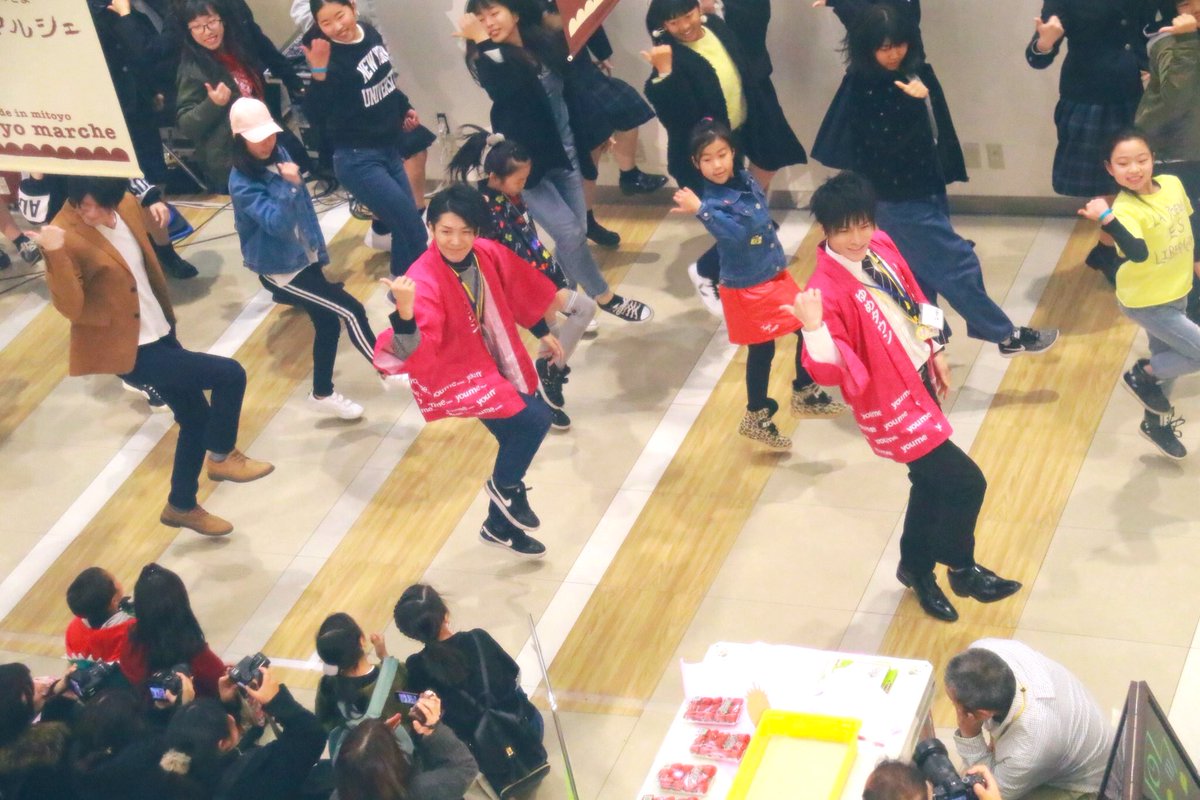 山田翼 やまだつばさ On Twitter みとクエ みとよマルシェ In ゆめタウン三豊 今回はなんと大人数でのフラッシュモブでした ミッキー新体操クラブの皆さん ボイパパフォーマーさじくん そしてアンバサダーのla でお届けしましたよ 会場が360 お客様に囲まれ