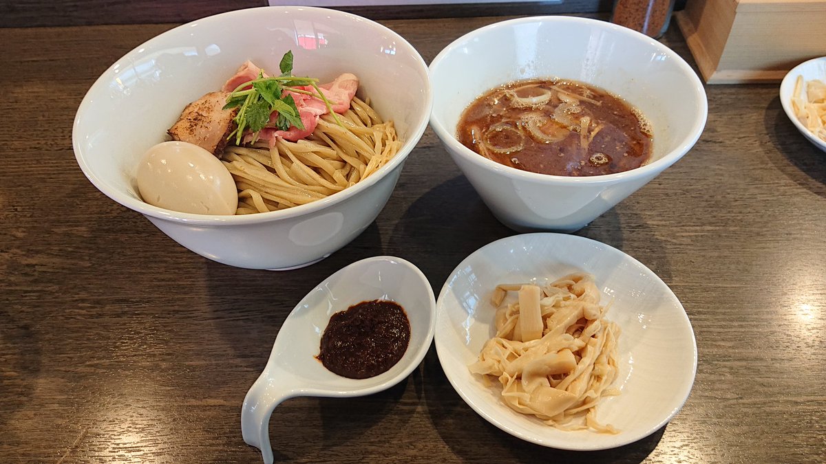 らーめんまん 特製つけ麺1080円 辛みそ円 メンマ無料 らーめん楓 京王八王子 今年初 特製つけめん を頂きました 味が変わって2度目ですが魚介出汁がgood 醤油味には甘いタマネギがベストマッチ 平打ち麺は小麦の風味がよくデラウマ 辛味噌と共に らーめんまん 特製つけ麺1080円 辛みそ円 メンマ無料 らーめん楓 京王八王子 今年初 特製つけめん を頂きました 味が変わって2度目ですが魚介出汁がgood 醤油味には甘いタマネギがベストマッチ 平打ち麺は小麦の風味がよくデラウマ 辛味噌と共に