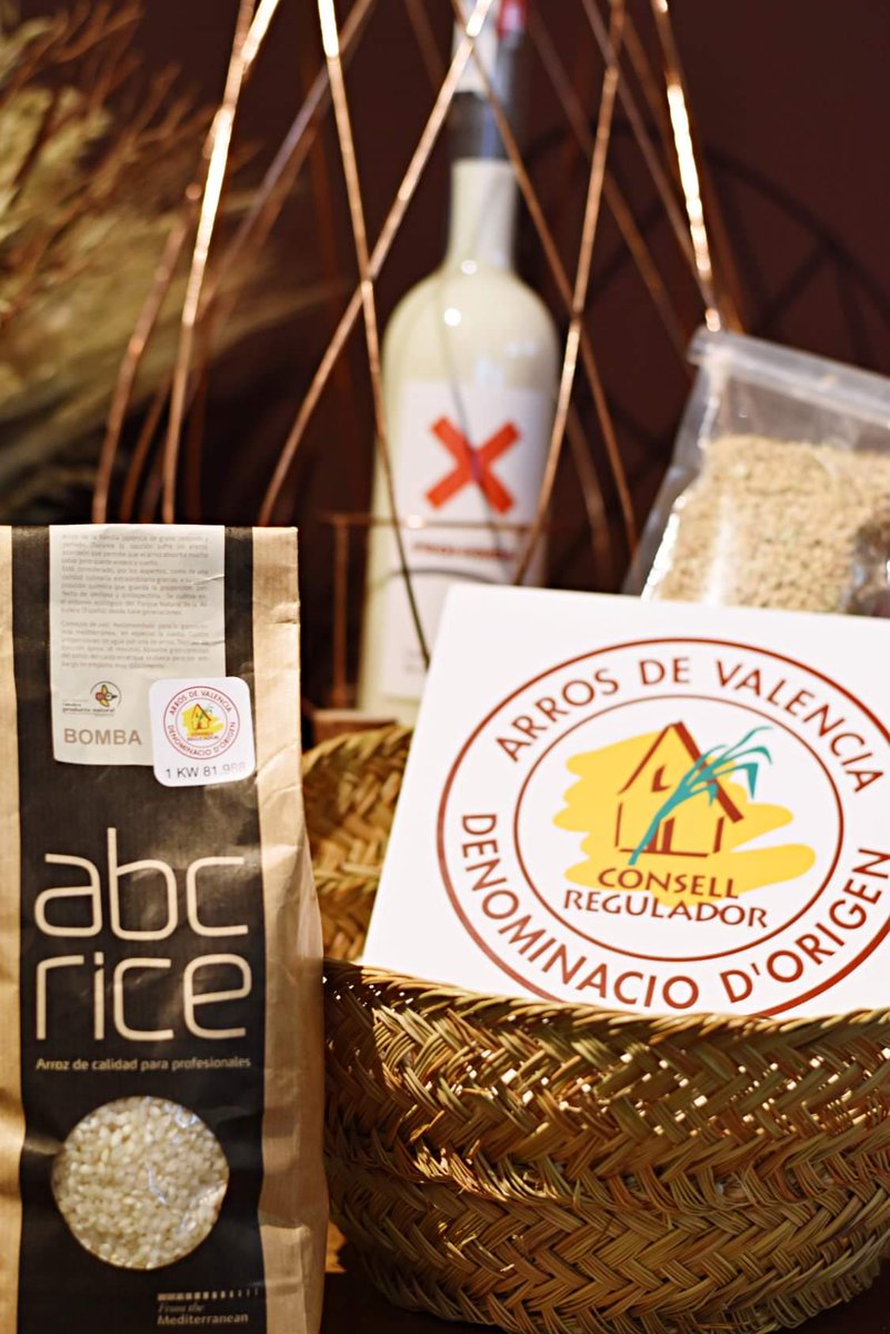 Este arroz BOMBA es autóctono de valencia y posee 2 características especiales:
1. Es un arroz perlado y eso significa que absorbe todos los sabores del caldo.
2. Posee una estructura de acordeón que hace difícil que se empaste.
¡Un lujo para nuestra paella!