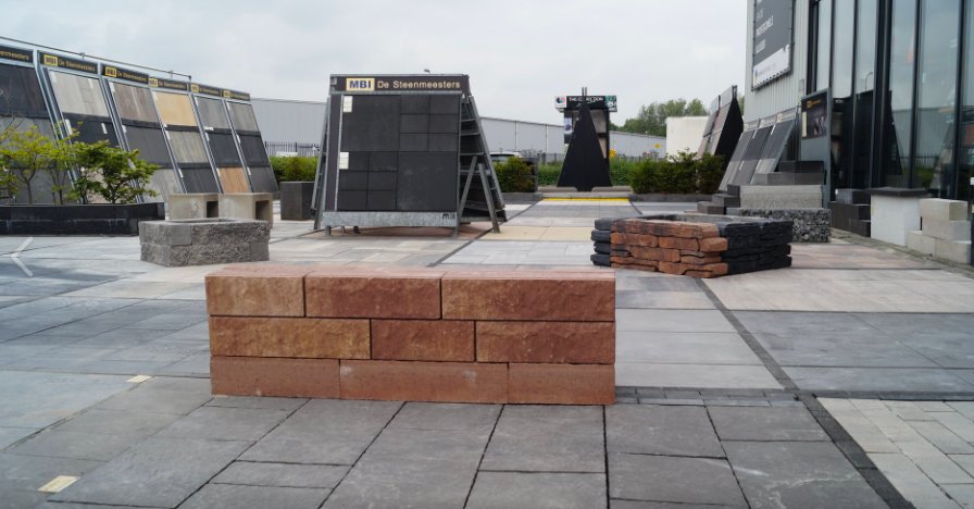 Tegels. Bestrating. Beton. Dakpannen. Wat het ook is, wij hebben het 🏡. Kom eens kijken 👇 en laat je verrassen! 

#Bestrating #Tegels #Logus