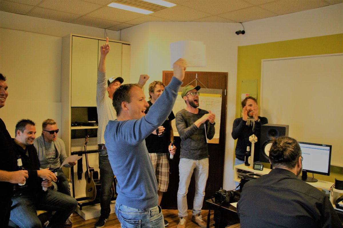 whoami_academy's tweet photo. Junggesellenabschied in der Who. Am. I. creative academy
Zum Junggesellenabschied in @Mannheim wartet auf Euch ein 2,5-stündiger Workshop. Mit #Rap, #Comedy und #Groove entsteht Euer eigener Song bzw. beim Performance-Training Dein exklusives Liebesgedicht zur #Hochzeit. https://t.co/LBwsuAi2Oc