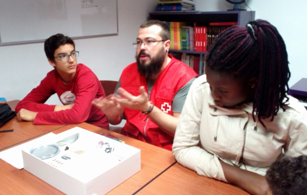 BiooEducation's tweet photo. Bioo Education ayuda a prevenir el abandono escolar. Junto con la @CreuRojaBalears motivamos a los chic@s a estudiar enseñándoles de manera que les resulte atractiva y de temas científicos de su interés. #PowerYourKnowledge https://t.co/vHmuzkTKp0