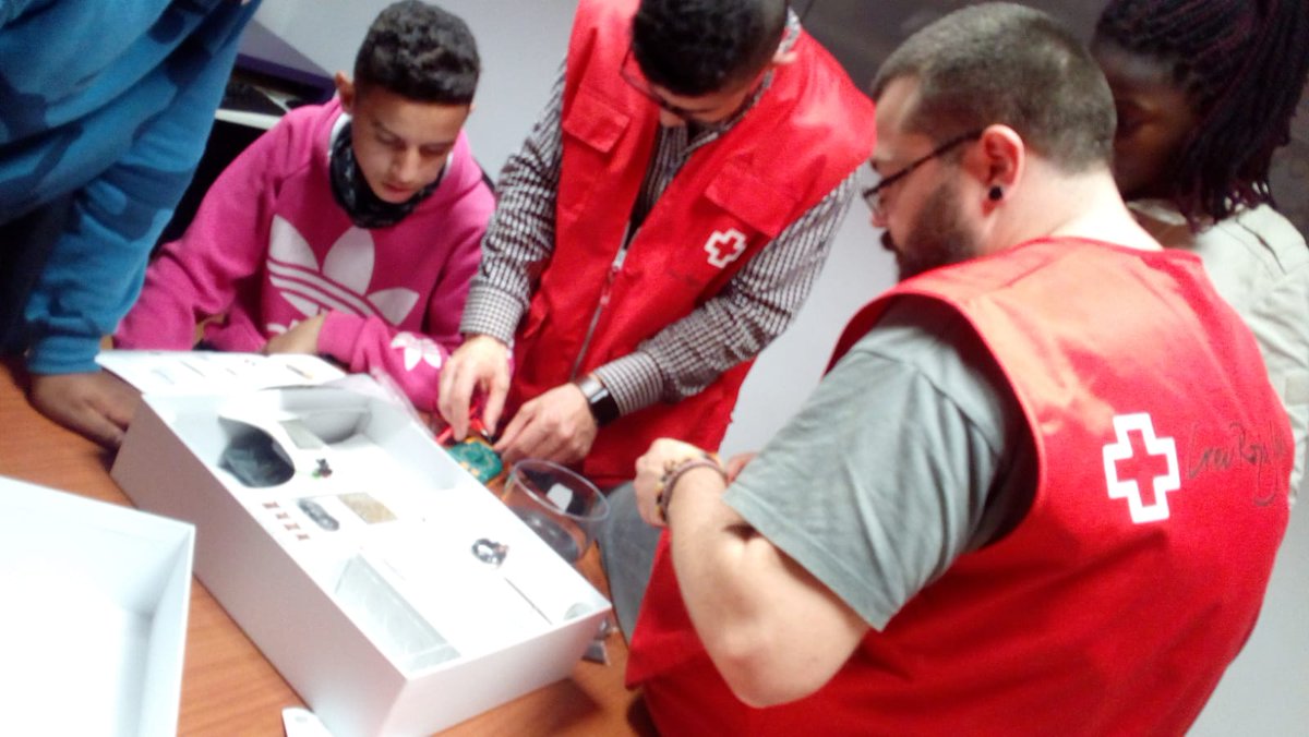 BiooEducation's tweet photo. Bioo Education ayuda a prevenir el abandono escolar. Junto con la @CreuRojaBalears motivamos a los chic@s a estudiar enseñándoles de manera que les resulte atractiva y de temas científicos de su interés. #PowerYourKnowledge https://t.co/vHmuzkTKp0